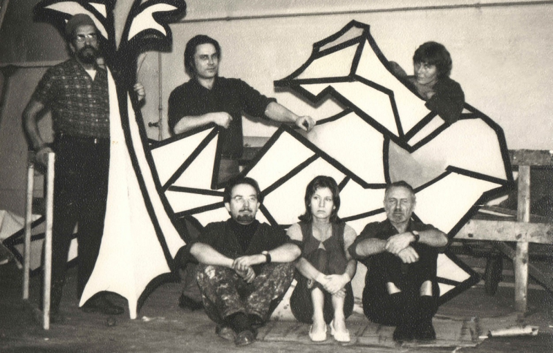 File:Kõiv, Eino (Eino Kõiv Vanemuise maalisaalis koos (üleval) Ilmar Märksi, Aare Paapi, dekoratsiooniõmbleja, (all) Mari Verme ja Lui Paaveliga. 1973, erakogu).jpg